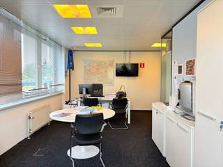 Kantoorruimte van 257 m² met 100 m² polyvalente ruimte te huur in het Riverside Business Park, mogelijkheid om 8 parkeerplaatsen erbij te...