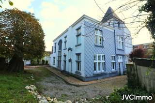 Composition :Sous-sol (-1) : caves : +/- 125 m²RDCH : halls + spacieux hall accès 1er étage avec somptueux escalier en bois massif + douze pièces...