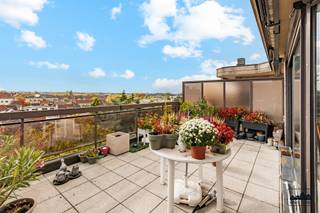 <p>Bent u op zoek naar een ideale investering, centraal gelegen en met alle comfort? Lees dan zeker verder!</p><p>Dit mooie en ruime appartement geniet van een centrale ligging nabij tal van invalswegen. Dankzij de groene omgeving heerst er een aangename rust, waardoor wonen hier bijzonder aangenaam is.</p><p>Het appartement bevindt zich op de vijfde verdieping en is vlot bereikbaar met de lift.</p><p>Bij het betreden van het appartement komt u in de ruime inkomhal, die toegang biedt tot de badkamer met douchebad, toilet en wastafel.</p><p>Vervolgens bereikt u de slaapkamers van respectievelijk 19 m² en 8 m². Beide kamers bieden directe toegang tot het ruime terras.</p><p>De lichte, ruime leefruimte vormt het hart van de woning en biedt eveneens toegang tot het terras — ideaal om te genieten van de buitenlucht.</p><p>Aansluitend bevindt zich de aparte keuken, volledig uitgerust en voorzien van een praktische berging.</p><p>Heeft u interesse in dit mooie en lichtrijke appartement?<br />Neem dan zeker contact op via margot.raemdonck@immo-zone.be of 0473/51.80.58.</p>