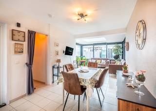 Instapklare bungalow met twee slaapkamers en aangenaam terras te koop in vakantiedomein "De Grote Zeemeeuwen".<br /><br />De bungalow werd als volgt ingedeeld: inkomdeur | uitgeruste keuken | ruime leefruimte met toegang tot aanpalend terras | badkamer met douche, toilet en lavabo in meubel | 1ste slaapkamer met dubbel bed | 2de slaapkamer met stapelbed. <br /><br />Het dak en de gevels werden recentelijk geïsoleerd. Alle ramen werden reeds vervangen door hoogrendementsbeglazing in PVC raamprofielen. De elektrische installatie is conform! <br /><br /> Mits plaatsen van een warmtepomp wordt het EPC direct een label D. Simulatie van erkend energiedeskundige voorhanden! <br /><br />Er is voldoende parkeergelegenheid voor de deur.<br /><br />Op zoek naar uw instapklaar stekje aan zee? Contacteer ons snel voor meer info.