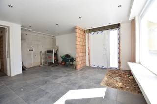 Casco HOEK WONING (woonopp. 211m²) met 4 slaapkamers en 2 auto-standplaatsen Nr. 1 (106m²) : Gelijkvloers: inkom met gastentoilet, lichtrijke...