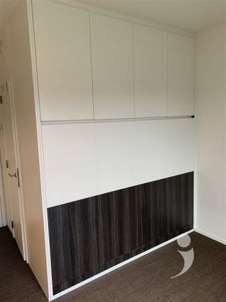 <p><span> </span></p><p><span>Moderne kamer gelegen in studentenresidentie Woods, vlakbij het Belle-Vue park. </span></p><p><span>De residentie is gelegen op een boogscheut van het centrum van Leuven, op wandelafstand van het station en nabij verschillende campussen.</span></p><p><span> </span></p><p><span>De kamer is voorzien van een uitklapbaar tweepersoonsbed (140cm x 200cm - matras niet incl.), ingebouwde kleerkasten, waardoor er meer dan voldoende opbergruimte is. De kamer heeft ook een ingebouwde bureau met boekenplank en persoonlijke frigo met vriesvak. Verder beschikt de kamer over een persoonlijke badkamer met douche, lavabo en toilet.</span></p><p><span>De fietsenstalling is bereikbaar met de lift of via de trappenhal.</span></p><p><span> </span></p><p><span>Per verdieping zijn er twee keukens, die gedeeld worden met maximaal 10 personen. De keukens zijn voorzien van een oven, microgolf, vitro-keramische kookplaat, eettafel, wastafels en een persoonlijke opbergkast die op slot kan. Elke keuken heeft ook zijn eigen terras.</span></p><p><span> </span></p><p><span>Er is ook een gemeenschappelijke ontspanningsruimte met televisie, zetels, tafels en een kickertafel. Verder is er ondergronds nog een afsluitbare fietsenstalling, afvallokaal en een wasplaats met wasmachine en droogkast. </span></p><p><span> </span></p><p><span>De prijs bedraagt €</span><span>630</span><span>/maand exclusief gemeenschappelijke kosten en provisie nutsvoorzieningen (50 euro/maand)</span></p><p><span> </span></p><p><span>*De Foto's in de advertentie zijn van een gelijkaardige studentenkamer.</span></p><p><span> </span></p><p><span>Interesse? Contacteer ons via 016/15.31.08 of </span><span><span>student@immolivit.be</span></span><span> </span></p><p><span> </span></p>