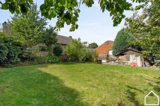 Deze op te frissen woning met 3 SLPKS (mogelijkheid 4/5), 2 garages, grote tuin en volledig onderkelderd biedt veel mogelijkheden.ONTDEK DE...