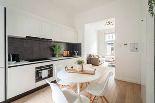 Gelegen in de Kroonstraat, tussen het bruisende Zurenborg en het gezellige Moorkensplein, bevindt zich dit trendy appartement op de...