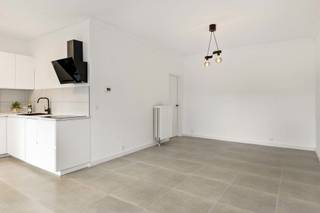 <p>Dit appartement ontdek je in de begeerde Neerlandwijk, een residentieel woongebied dat bekend staat om haar groene karakter. Met het geliefde Park Van Eeden en verschillende sportfaciliteiten slechts op een boogscheut verwijderd, geniet je hier ten volle van ontspanning en recreatie. Tegelijkertijd bevinden tal van winkels, supermarkten en andere dagelijkse voorzieningen zich in de nabije omgeving wat zorgt voor een ideale balans tussen rust en comfort.</p>
<p>Bij binnenkomst word je verwelkomd in de inkomhal, met aangrenzend de L-vormige leefruimte waar de moderne open keuken het middelpunt vormt. Deze werd afgewerkt met een feilloze balans tussen stijl en comfort. Strakke lijnen, hoogwaardige materialen en tijdloze uitstraling zorgen hier voor een hedendaagse woonbeleving. Verder beschikt het appartement over maar liefst twee comfortabele slaapkamers (14,50 m² &amp; 10 m²) en een polyvalente ruimte die je naar hartenwens kan invullen als bureau, extra opbergruimte of als kamer voor al jouw geliefde hobby’s. Uiteraard is er ook nog een badkamer, die werd uitgerust met een douche, lavabo in meubel, voldoende kastruimte én aansluitingen voor was- en droogmachine. Het toilet is apart.</p>
<p><strong>Mogelijkheid tot het aankopen van een garagebox à € 20.000,00. </strong></p>
<p><strong>Maandelijkse kosten:</strong> € 83,82 (inclusief water, onderhoud gebouw en tuinen, syndicus, verzekeringen, water en elektriciteit gemene delen, …)</p>
<p><strong>Technische gegevens: Kelderberging aanwezig! </strong>Centrale verwarming op gas (individueel) via een condenserende ketel, dubbele en enkele beglazing in aluminium, geïsoleerd dak en muren.</p>
<p><strong>Stedenbouwkundige inlichtingen en bodemattest aanwezig. Niet-asbestveilig. Bevindt zich niet in een risicozone voor overstromingen (P- en G-score A). Renovatieverplichting niet van toepassing.</strong></p>