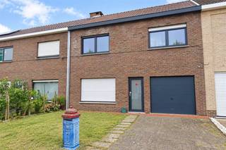<p><span>WONDELGEM - Ben je op zoek naar een ruime gezinswoning met inpandige garage te huur in Wondelgem? Lees dan snel even verder.</span></p><p><span> </span></p><p><span>De voornaamste troeven:</span></p><ul><li><span>Goede ligging en vlotte bereikbaarheid met openbaar vervoer</span></li><li><span>Lichtrijke leefruimtes</span></li><li><span>Inpandige garage + autostaanplaats vooraan</span></li><li><span>Gezellige ruime tuin</span></li></ul><p><span> </span></p><p><span>Indeling gelijkvloers:</span></p><p><span>Inkomhal, woonkamer en eetplaats, berging onder de trap, keuken, hal, apart toilet, berging incl. aansluiting wasmachine, inpandige garage.</span></p><p><span> </span></p><p><span>Indeling eerste verdieping:</span></p><p><span>Nachthal, drie slaapkamers, apart toilet, badkamer uitgerust met ligbad/douche en lavabomeubel.</span></p><p><span> </span></p><p><span>Indeling tweede verdieping:</span></p><p><span>Zolderberging.</span></p><p><span> </span></p><p><span>Belangrijke informatie:</span></p><p><span>Beschikbaar vanaf: 01/10/2026. Domicilie verplicht. </span></p><p><span>Huurprijs: 1150 euro/maand. EGW (elektriciteit, gas en water) afzonderlijk af te rekenen.</span></p><p><span> </span></p><p><span>Interesse in deze toffe woning? Vraag dan snel jouw bezoek aan via onze website www.axellenaerts.be!</span></p>