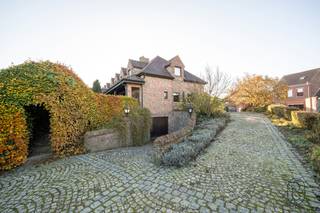 Te koop: karaktervolle woning met ruime tuin en tal van mogelijkheden in IzegemCentraal gelegen in Izegem ontdek je deze karaktervolle woning op een...