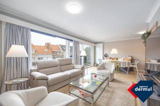 Mooi gerenoveerd appartement met twee slaapkamers, gelegen op de tweede verdieping in een rustige straat te Oostende. Het appartement beschikt...