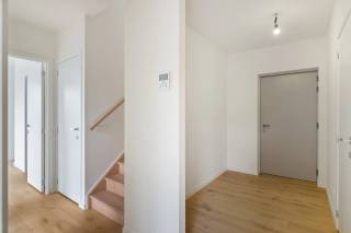 Dit prachtige nieuwbouw duplex penthouse is gelegen aan de Lange Lobroekstraat 124, midden in de bruisende Slachthuissite. Deze nieuwe en hippe stadswijk combineert hedendaags wonen met een uitstekende ligging nabij belangrijke invalswegen, openbaar vervoer en tal van gezellige horecazaken, onder andere Piétrain en Filet d'Anvers.<br /><br />Het duplex appartement bevindt de inkom zich op de 6de verdieping en is vlot bereikbaar met de lift.<br />Op de 7de verdieping, bevind zich de lichtrijke en royale leefruimte bevindt. De grote raampartijen zorgen voor een aangename lichtinval en een prachtig gevoel van ruimte.<br /><br />De volledig uitgeruste Siematic-keuken sluit naadloos aan op de leefruimte en is voorzien van een inductiekookplaat met geïntegreerde dampkap, vaatwasser, oven, koelkast met vriesvak en spoelbak.<br /><br />Via de dubbele deuren en grote raampartijen krijgt u toegang tot de absolute blikvanger van dit appartement: het eerste terras van maar liefst ca. 80 m². Een uitzonderlijke buitenruimte waar u in alle rust kunt genieten van het buitenleven midden in de stad.<br /><br />Op de 6de verdieping bevinden zich twee slaapkamers, een aparte bureauruimte en de eerste badkamer. Deze badkamer is uitgerust met een ruime inloopdouche en een wastafelmeubel met verwarmde en verlichte spiegel.<br /><br />De master bedroom beschikt bovendien over een eigen dressing, een ensuite badkamer én een privéterras. De ensuite badkamer is voorzien van een ligbad, een dubbel wastafelmeubel en een hangtoilet.<br /><br />Ook aan praktisch comfort werd gedacht. Het gebouw beschikt over een gezellige gemeenschappelijke binnentuin en een fietsenstalling. Daarnaast beschikt het appartement over een privatieve kelderberging.<br /><br />Bij het appartement hoort een verplicht mee aan te kopen autostaanplaats aan € 38.000 excl. btw.<br /><br />De verkoop valt onder het btw-stelsel.<br /><br />Troeven<br />Nieuwbouw duplex penthouse<br />+ 2 slaapkamers<br />+ Logeerkamer / bureauruimte<br />+ 2 badkamers<br />+ Volledig uitgeruste Siematic-keuken<br />+ Indrukwekkend terras van ca. 80 m²<br />+ Privéterras aan de master bedroom<br />+ Dressing<br />+ Privative kelderberging op -1<br />+ Gemeenschappelijke binnentuin en fietsenstalling<br />+ Autostaanplaats (verplicht mee aan te kopen € 38.000 excl. btw)<br />+ Gelegen in de hippe Slachthuissite<br />+ Uitstekende bereikbaarheid<br /><br />Heeft u interesse in dit unieke nieuwbouw penthouse? Neem dan contact op met VB Vastgoed via 03 337 50 70 of info@vbvastgoed.be voor meer informatie of een bezichtiging.