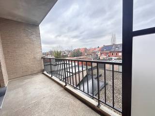 Ontdek dit lichtrijke en volledig gerenoveerde appartement, ideaal gelegen aan de Bredabaan in Brasschaat, met een levendig uitzicht op de omgeving. De ruime woonkamer met stijlvolle parketvloer sluit naadloos aan op de volledig ingerichte open keuken met composiet werkblad. Voorzien van alle nieuwe moderne toestellen . <br />Het appartement beschikt over twee slaapkamers, twee praktische bergingen en een moderne badkamer met lavabomeubel voorzien van een Corian blad en een verlichte spiegel, handdoekradiator, kasten en een ruime inloopdouche. Aan de achterzijde bevinden zich 2slaapkamers en een aangenaam terras waar u in alle rust kan genieten, ver weg van de levendigheid van de Bredabaan.<br />Daarnaast horen bij dit appartement een lift, een privatieve parkeerplaats en een privékelder, wat zorgt voor extra comfort en opbergruimte. Voor dagelijkse boodschappen bevindt de Carrefour zich letterlijk om de hoek en de bushalte ligt op wandelafstand. Ook diverse winkels zijn vlot te voet bereikbaar.<br />Mis deze unieke kans niet en plan vandaag nog een bezoek in om zelf de sfeer en het comfort van dit modern en instapklaar appartement te ervaren.<br />Neem contact op met Katrin via katrin@wollaertvastgoed.be en laat u verrassen door de rust en kwaliteit van dit mooie eigendom.<br />Absolute troeven:<br />Uitzicht over de volledige Bredabaan<br />Winkels, openbaar vervoer en voorzieningen vlakbij<br />Volledig en kwalitatief gerenoveerd<br />Automatische rolluiken<br />Vliegenramen<br />EPC A<br />