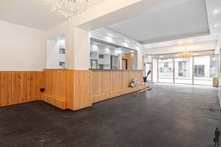 Commercieel pand met zichtbaarheid, ruimte en mogelijkheden!Kenmerken handelspand:Commerciële ruimte van 264 m² op het gelijkvloersLoopt volledig...