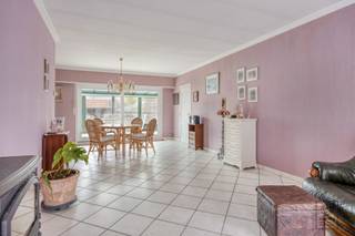 Bij het betreden van deze verzorgde woning wordt u verwelkomd in een ruime inkomhal. Aansluitend bevindt zich de lichtrijke leefruimte, waar...