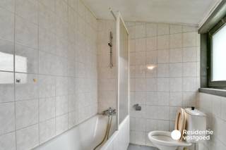 Opzoek naar een renovatieproject om uw eigen stempel op te kunnen drukken? Dan is deze woning in de Poperbosstraat 14 te Torhout een unieke kans! Gelegen in een rustige en groene buurt nabij het centrum van Torhout met alle voorzieningen zoals winkels, restaurants, scholen, trein- en busstation op wandelafstand. Er is geen renovatieplicht wegens dat deze eigendom opgenomen is op de inventaris onroerend erfgoed.<br /><br />De woning omvat op het gelijkvloers: een inkomhal, ruime leefruimte, in te richten keuken, badkamer en een apart toilet. Op het verdiep zijn er twee ruime en volwaardige slaapkamers, er is mogelijkheid tot een derde slaapkamer op de zolderverdieping die te betreden is via een vaste trap. <br /><br />De buitenomgeving omvat een groene stadstuin.<br /><br />Warm geworden om uw woondroom te realiseren? Contacteer ons vandaag nog voor een bezoek ter plaatse of meer informatie!<br /><br />Deze woning wordt aangeboden met een richtprijs. Ieder bod lager of hoger dan deze richtprijs wordt overgemaakt aan de eigenaars die al dan niet het bod kunnen aanvaarden.<br /><br />Neem voorsprong met een vrijblijvende schatting via:<br />www.residentievastgoed.be/gratisonlineschatten