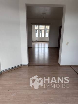 <p><span>Prachtig art-deco appartement met 2 slaapkamers op de Muggenberglei 166 in Deurne. Dit charmante 2 slaapkamer appartement op de 1st verdieping combineert karakter met modern comfort. De woning is tiptop in orde en voorzien van dubbele beglazing, wat zorgt voor een rustig en energiezuinig woongevoel.</span></p><p><span> </span></p><p><span>De gezellige leefruimte geniet van veel licht en authentieke details. De uitgeruste keuken sluit mooi aan op de buitenruimte, ideaal om even te ontspannen. De slaapkamers bieden voldoende ruimte en comfort.</span></p><p><span> </span></p><p><span>Het appartement beschikt over centrale verwarming op gas, met individuele meters voor gas en elektriciteit. De algemene kosten bedragen slechts €50 per maand, inclusief water. In de voortuin zijn er handige fietsplaatsen voorzien.</span></p><p><span> </span></p><p><span>Topligging in een leuke buurt van Deurne, met winkels, openbaar vervoer en parken op wandel- en fietsafstand. Een ideale woonst voor wie houdt van stijl, comfort en een vlotte bereikbaarheid</span></p><p><span> </span></p>