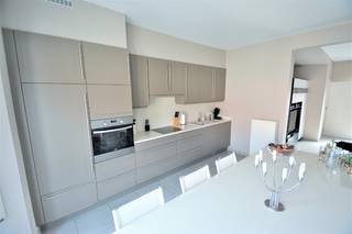 Ruime en instapklare bel etage woning met zonnige tuin, zeer goed gelegen in één van de meest begeerde straten vlakbij het centrum van Knokke. Deze woning werd volledig gerenoveerd in 2014 en omvat een inkomhal, grote garage met plaats voor 1 wagen, en verschillende fietsen, 3 slaapkamers, badkamer en douchekamer, mooie aangelegde Zuidgerichte tuin met gezellig zonneterras en bijgebouw/atelier. Op de verdieping bevindt zich een ruime leefkeuken voorzien van alle instrumenten, grote eetplaats en aparte zithoek. Tevens is er een 4e slaapkamer/bureel. Laat u verrassen door deze mooi afgewerkte woning verscholen achter ART DECO - gevel. Vrij vanaf 01/10/2026