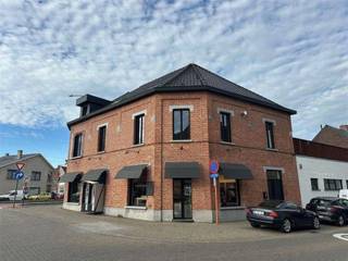 Ce spacieux appartement de 207 m² est situé dans un bâtiment historique de caractère, dans un endroit bien en vue d'Alost. Il dispose de 2 chambres...