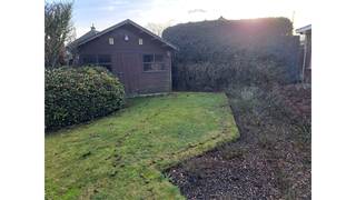 Een gelijkvloerse woning bestaande uit een inkomhal, ruime woonkamer, keuken, 2 slaapkamers, badkamer, wasplaats, inpandige garage, tuintje...