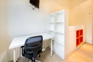 <p>Dit kwalitatieve kot ligt op TOP locatie, vlakbij het nieuwe Zuidpark en het bruisende Antwerpse Zuid. Voorzien van een bed (matras zelf te voorzien), bureau en bureaustoel, kleerkast, eigen microgolfoven en koelkast, televisie, safe en eigen badkamer met toilet, douche en lavabomeubel; kortom, alles wat een moderne student nodig heeft voor top studieresultaten. Elk verdiep heeft een gemeenschappelijke keuken ter beschikking, voorzien van alle apparatuur. Verwarming op airco (lucht-lucht warmtepomp). Gemeenschappelijke fietsenstalling. Gebouw voorzien van een lift. Huurprijs: 560 euro - Gemeenschappelijke kosten: 69 euro (schoonmaak afvalophaling, internet, waterverbruik). Elektriciteit met eigen meter. Contract voor 12 maanden. </p>