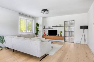 Dit ruime appartement met 3 slaapkamers is zeer rustig gelegen in de wijk Buizegem te Edegem.INDELING 1E VERDIEPINGRuime leefruimte op eiken...