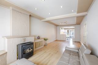 <p><span>Op zoek naar een ruime en goed onderhouden woning in Aalst? Dan is deze instapklare gezinswoning beslist een bezoek waard!</span></p><p><span> </span></p><p><span>Bij het betreden van de woning komt u terecht in een ruime inkomhal die toegang biedt tot de gezellige leefruimte met eetplaats. De open, ingerichte keuken vormt het hart van de woning en sluit naadloos aan op de leefruimte. Verder beschikt het gelijkvloers over een praktische berging/wasplaats en een vernieuwde badkamer uitgerust met een douche, dubbele lavabo en toilet.</span></p><p><span> </span></p><p><span>Op de eerste verdieping bevinden zich drie volwaardige slaapkamers. Via een vaste trap bereikt u de zolderverdieping, die kan gebruikt worden als ruime master bedroom, hobbyruimte of thuisbureau.</span></p><p><span> </span></p><p><span>Achteraan geniet u van een aangename terrastuin met extra berging, ideaal voor fietsen, tuinmateriaal of extra opslagruimte. Een bijkomende troef is de private oprit voor de woning, waardoor u steeds over 2 parkeerplaatsen beschikt.</span></p><p><span> </span></p><p><span>De woning werd de voorbije jaren bovendien grondig vernieuwd met onder meer dubbele beglazing en een nieuw, geïsoleerd dak voorzien van Velux-ramen, wat bijdraagt aan een optimaal wooncomfort en een energiezuinig karakter.</span></p><p><span> </span></p><p><span>Kortom: een ruime, instapklare woning met tal van mogelijkheden, gelegen op een vlot bereikbare locatie in Aalst.</span></p><p><span> </span></p><p><span>Voor meer informatie en/of een bezoek, contacteert u Sébastien van Immo Zone op het nummer 0486/ 41. 85. 66.</span></p><p><span> </span></p>