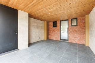 <h3>Prachtig gelegen, energiezuinige nieuwbouwwoning met 4 slaapkamers en tuin te Borsbeek</h3><p>Bent u op zoek naar een moderne, instapklare én uiterst energiezuinige woning op een toplocatie in Borsbeek? Deze prachtig gelegen woning combineert hedendaags comfort met duurzame technologieën en biedt u bovendien de unieke kans om de afwerking van de keuken nog naar eigen smaak te personaliseren!<br />Deze woning valt onder het Btw-stelsel: Constructie BTW – 21% (er is geen afbraak geweest) - Grond – registratierechten – waarde grond 125.000 € - (12%)</p><h3>Troeven van de woning:</h3><ul><li><p><strong>Energiezuinig topniveau:</strong> Dankzij een <strong>EPC-label A</strong>, een moderne <strong>warmtepomp</strong> en een geavanceerd <strong>ventilatiesysteem</strong> bent u klaar voor de toekomst en geniet u van een uiterst lage energiefactuur. Alles is voorzien voor het plaatsen van zonnepanelen en laadpaal.</p></li><li><p><strong>Persoonlijk budget:</strong> Er is een mooi budget van <strong>€ 7.000 (excl. btw)</strong> voorzien voor de keuken. Hierdoor kiest u zelf de afwerking die perfect bij uw stijl past.</p></li><li><p><strong>Ruimte & Licht:</strong> Met 4 volwaardige slaapkamers en een aparte bureaukamer is dit de ideale gezinswoning of perfect voor wie van thuis uit werkt.</p></li></ul><h3>Indeling van de woning</h3><p><strong>Gelijkvloers:</strong> U komt binnen via de uitnodigende <strong>inkomhal</strong>, die toegang biedt tot een praktisch gastentoilet en een handige <strong>berging</strong>. Vervolgens betreedt u de royale, lichtrijke <strong>living met open keuken</strong>—het kloppende hart van het huis waar koken, eten en gezellig samenzijn naadloos in elkaar overlopen.<br />Vanuit de leefruimte heeft u direct toegang tot het gezellige <strong>terras</strong> en de <strong>mooie, diepe tuin</strong> waar het heerlijk vertoeven is.<br /><strong>Eerste & Tweede verdieping:</strong> De nachthal leidt naar maar liefst <strong>4 comfortabele slaapkamers</strong> en een extra, knusse <strong>bureaukamer</strong> (ideaal als thuiswerkplek of hobbyruimte). De verdiepingen zijn uitgerust met in totaal <strong>3 toiletten</strong> en een volledig uitgeruste, moderne <strong>badkamer met zowel een ligbad als een aparte douche</strong>.<br />(Aankleding ruimte ter referentie)<br /><strong>Wenst u een vrijblijvend bezoek of heeft u nog vragen?</strong> Neem dan gerust contact op met ons kantoor via <strong>03/459.89.59</strong> of stuur<br />een e-mail naar <strong>pascal@altro-vastgoed.be</strong>. Wij leiden u hier met plezier rond!</p><h3></h3>