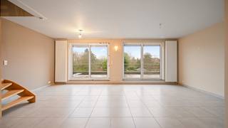 Rustig gelegen duplex-appartement van 130m² (lift tussen 1e en 2de verdieping) met ruim zuid-oost terras van 14m² (breedte 7m x diepte circa 2m)...