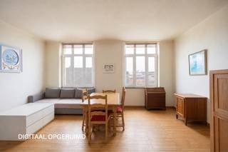Licht, karakter en vooral heel veel potentieel. Op de vijfde verdieping van een statig gebouw in art-decostijl bevindt zich dit te renoveren appartement: een mooie opportuniteit voor wie op zoek is naar een karaktervol stadsappartement om volledig naar eigen smaak vorm te geven.
Supercentraal en toch rustig wonen
De Isabellalei combineert het beste van twee werelden: rustig wonen met alles wat de stad te bieden heeft binnen handbereik. De Lange Leemstraat, winkels, supermarkten en het Sint-Vincentiusziekenhuis liggen vlakbij, terwijl je voor koffie, ontbijt of lunch terechtkunt bij leuke adresjes zoals Barchel, 22b en de PAKT site.
Ook aan groen geen gebrek. Het appartement ligt mooi tussen twee geliefde stadsparken: het levendige Stadspark en het statige Harmoniepark. Het centrum is vlot bereikbaar, net als het openbaar vervoer en de belangrijkste uitvalswegen.
Een authentieke basis met veel mogelijkheden
Via de centrale inkomhal kom je vooraan in de lichtrijke leefruimte, waar living en eetkamer samen één aangename ruimte vormen. De grote raampartijen laten hier volop natuurlijk licht binnen en geven de ruimte een open gevoel.
Aan de achterzijde bevinden zich de slaapkamer, keuken en badkamer.
Het appartement is te renoveren, maar beschikt over een bijzonder charmante basis. De authentieke parketvloer, grote ramen en karaktervolle elementen bieden alle ingrediënten om hier met een doordachte renovatie een prachtig stadsappartement van te maken.
Het appartement is momenteel verhuurd. Meer informatie over de huursituatie is beschikbaar op aanvraag.
Een plek met een eigen karakter en een sterke basis, klaar voor een nieuw hoofdstuk.