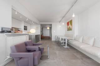 <p>Op de tweede verdieping van een verzorgd gebouw op de Zeedijk bevindt zich dit prachtig gerenoveerde appartement met twee slaapkamers, een frontaal zeezicht en twee terrassen.</p>
<p>Met een bewoonbare oppervlakte van 85 m² en 12 m² aan terrassen combineert dit appartement een topligging met comfort en licht. De leefruimte en keuken liggen naast elkaar, met brede raampartijen die overvloedig daglicht binnenlaten en rechtstreeks toegang geven tot het terras aan de voorzijde met zeezicht. Aan de inkomhal werd bovendien een uitbreiding voorzien die vandaag dienst doet als TV- of leeshoek, wat de leefruimte extra mogelijkheden geeft.</p>
<p>Het appartement beschikt over twee volwaardige slaapkamers, een badkamer en praktische berging. Dankzij de dubbele toegang tot het gebouw – via de zeedijk én via de achterzijde met een handige helling – komt u gemakkelijk binnen met boodschappen of elektrische fiets. Laden en lossen kan bovendien rechtstreeks op de dijk voor de deur.</p>
<p></p>
<p><strong>Terrassen</strong></p>
<ul>
<li>
<p>Voorzijde: terras van ca. 4 m² met frontaal zeezicht.</p>
</li>
<li>
<p>Achterzijde: ruim terras van ca. 8 m² met zonlicht en zelfs zijdelings zeezicht.</p>
</li>
</ul>
<h3></h3>
<h3><strong>Troeven van dit appartement</strong></h3>
<ul>
<li>
<p>Frontaal zeezicht en lichtrijke leefruimte</p>
</li>
<li>
<p>Volledig gerenoveerd met hoge afwerkingsgraad</p>
</li>
<li>
<p>Vernieuwde ramen, vloeren, badkamer en keuken</p>
</li>
<li>
<p>Nieuwe gasleidingen en gasketels in het gebouw</p>
</li>
<li>
<p>Vernieuwde lift en stookplaatsen in mede-eigendom</p>
</li>
<li>
<p>Twee terrassen aan voor- en achterzijde</p>
</li>
<li>
<p>Dubbele toegang tot het gebouw (zeedijk en achterzijde met helling)</p>
</li>
<li>
<p>Privatieve kelderberging inbegrepen</p>
</li>
<li>
<p>Meubels bespreekbaar</p>
</li>
<li>
<p>Optioneel: garagebox vlakbij</p>
</li>
</ul>
<p>Dit appartement biedt een unieke combinatie van ruimte, licht, comfort en een uitzonderlijke ligging aan zee — ideaal als vaste woonplaats of tweede verblijf.</p>