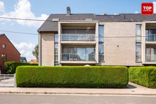 <b>Dit instapklaar appartement biedt tal van mogelijkheden en is ideaal gelegen op enkele minuten van het centrum van Wondelgem. Met het fietspad in de Zandstraat ben je in slechts 10 minuten in het centrum van Gent of in het prachtige Natuurreservaat Bourgoyen-Ossemeersen. Bovendien ligt het Spoorleggerspark met speeltuin om de hoek.<br /><br />Dit lichtrijke appartement biedt rust en comfort op een uitstekende locatie.De ruime woonkamer met open keuken zorgt voor een aangename leefruimte met overvloedig daglicht. Er zijn twee comfortabele slaapkamers en een verzorgde badkamer. Daarnaast is er een apart toilet voor extra gemak. Beide slaapkamers geven uit op een gezellig terras, perfect om in alle rust te genieten van de buitenlucht.<br /><br />Garage verplicht bij aan te kopen €35.000,00<br /><br />Syndic: 75 EUR/maand<br /><br />Beschikbaar maart 26'!<br /><br />Interesse? Contacteer Top Vastgoed op 0475 700 700 voor een bezoek!</b>