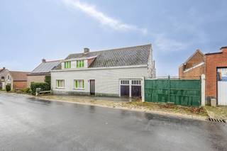 Are you looking for a spacious house for sale with huge potential and a very large plot? This solid home at Valkenstraat 56 in Brakel offers you...