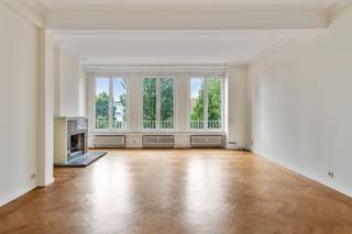<p><span>Sfeervol 2 SLPK appartement met garage nabij Antwerp Expo</span></p><p><span> </span></p><p><span>Charmant en licht appartement op de 2de verdieping van een karaktervol, klein &amp; gunstig gelegen gebouw.</span></p><p><span>Inkomhal met ingebouwde vestiairekast en gastentoilet.</span></p><p><span>Doorgang naar de ruime lichte woon,- en leefruimte op warme visgraat parket.</span></p><p><span>Toegang tot de keuken uitgerust met toestellen: vaatwasser, oven, kookplaat, dampkap, ijskast met diepvries vak,  aansluiting voor wasmachine en droogkast.</span></p><p><span>Verder beschikt het appartement over 2 mooie slaapkamers en 1 bureau/ bergruimte.</span></p><p><span>De badkamer is voorzien van een ligbad, dubbele wastafel in meubel met spiegel en verlichting.</span></p><p><span> </span></p><p><span>Kosten:</span></p><p><span>150€/maand: provisie water, verwarming, verbruik van de gemene delen.</span></p><p><span>Elektriciteit individueel te betalen.</span></p><p><span> </span></p><p><span>Bijzonderheden:</span></p><p><span>* parlofoon</span></p><p><span>* garage inbegrepen in de huurprijs</span></p><p><span>* dubbel beglazing</span></p><p><span>* topligging</span></p><p><span>* PB met expert op gedeelde kosten</span></p><p><span>* Beschikbaar vanaf 01/07/2026</span></p><p><span> </span></p><p><span>Ligging:</span></p><p><span>Gelegen in de karaktervolle Expo wijk, Zuidrand Antwerpen stad met snelle toegang tot de autostrades, openbaar vervoer, winkels, scholen en parken vlakbij.</span></p><p><span> </span></p><p><span> </span></p>