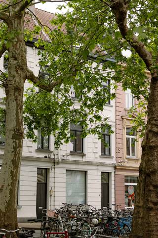 Située au 4 Kunstlaan, cette maison bourgeoise séduit par sa magnifique façade et son caractère authentique, avec notamment de superbes carreaux...