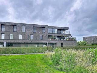 LIEU :Ce luxueux appartement bénéficie d'un emplacement privilégié entre Gand et Bruges. Ici, vous bénéficierez d'une paix absolue et d'une vue magnifique sur la verdure, tout en étant en plein centre. Grâce à l'accès direct via l'E40, ces villes et la côte sont très facilement accessibles.MISE EN PAGE :Hall d'entrée avec vestiaire - toilettes - salon avec cuisine entièrement équipée - débarras - 2 chambres - salle de bain avec douche à l'italienne, baignoire et double vasque - terrasse - garage box - place de parkingINFORMATIONS SUPPLÉMENTAIRES :Cet appartement économe en énergie est disponible immédiatement ! La maison est chauffée au gaz et présente un bon score énergétique. De plus, l'appartement est déjà prêt à emménager : les projecteurs et les rideaux sont soigneusement fournis. Le stationnement est un atout absolu ; un box de garage et une place de parking supplémentaire sont entièrement inclus dans le prix de location. Un coût mensuel fixe de 85€ est facturé pour les parties communes (syndic).Depuis la terrasse, vous pourrez profiter d'une vue magnifique et unique sur la verdure, en plein centre d'Aalter !DEMANDE DE VISITE :Vous souhaitez visiter cet appartement ? N'oubliez pas de demander votre visite via MijnhuurProfiel !