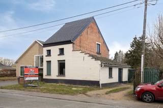 Gelegen te Hulshoutsesteenweg in Westerlo vinden we deze op te frissen woning terug. Zowel de omliggende gemeenten als verschillende faciliteiten zijn vlot bereikbaar.<br /><br />Beschrijving:<br />We betreden de woning via de inkomhal. Gevolgd door een ruime leefruimte met aansluitend de goed uitgeruste open keuken en veranda. Achterliggend bevindt zich nog een berging/technische ruimte, een apart gastentoilet en een ruime slaapkamer voorzien van een airco. Verder brengt de gelijkvloerse verdieping ons nog toegang tot een voorraadkelder en een badkamer uitgerust met een ligbad, een wastafel en een toilet. <br /><br />De eerste verdieping biedt nog 2 volwaardige slaapkamers beide uitgerust met een airco.<br />De zolder is te bereiken via een vaste trap, geschikt als stockageruimte.<br /><br />Tot slot zorgt het volledig omheinde perceel voor een uitzonderlijk groene omgeving en biedt het tal van mogelijkheden. De totale oppervlakte van 980m² zorgt dat het hier heerlijk vertoeven is.<br /><br />Troeven:<br />- Gunstig EPC label: C<br />- Voorzien van airco's<br />- Elektriciteit conform<br /><br />Voor meer info of een bezoek contacteer ons via info@vastengoed.be of via 014/72 73 74.<br /><br />Wenst u een gratis schatting van uw eigendom? Contacteer ons via 014/72 73 74.