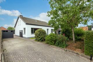 <strong>Uiterst energiezuinig en doorgedreven gerenoveerde villa in rustige Schoonbroek, nabij de Nederlandse grens, Oud-Turnhout en op fietsafstand van natuur Liereman, Prinsenpark en Postelse bossen. De woning van bj. 1974 is recent (nl. gedurende de voorbije jaren 2014-2026) volledig gerenoveerd en verduurzaamd. Zij is o.a. voorzien van driedubbel glas, nieuw raam- en deurschrijnwerk, warmtepomp, zonnepanelen en isolatie naar hedendaagse normen. De stijlvol afgewerkte woning biedt 4 slaapkamers (mogelijkh. tot 5), een riante woonkamer met legio inbouwkasten en een diepe zonnetuin met serre en verschillende terras- en (hout)opslagmogelijkheden.<br /><br />De levensloopbestendige woning, van maar liefst 227 m² bew. opp., ademt moderniteit, klasse en rust. Enkele kamers worden nog afgewerkt of geschilderd. De woning is levensloopbestendig gelet op de 2 benedenslaapkamers. De woning zal beschikken over een energielabel B (EPC-score van 151 kWh/m²/jaar) (thans C-label - warmtepomp wordt nog geplaatst). Zij is gelegen op enkele autominuten van centra Retie, Arendonk en Oud-Turnhout; bovenop beschikt deze over een vlotte bereikbaarheid via de E34.<br /><br /></strong><em>Gelijkvloers verdiep - Inkomhal, keuken &amp; woon- en werkvertrekken</em><br /><br />De inkomhal geeft toegang tot de woonkamer, een gastentoilet en een bureauruimte. Deze laatste ruimte kan eenvoudig gebruikt of omgevormd worden tot benedenslaapkamer. Er is mogelijkheid voorzien voor inbouwkastruimte (met verlichting).<br /><br />De woonkamer is open van opzet en verdeeld in een zitgedeelte (vooraan) en een eetkamer- / bureaudeel (achteraan). Zij is bewust verbonden met de achtergelegen leefkeuken.<span> De leefruimte is voorzien van inbouwkastruimte (maatwerk) over nagenoeg de hele lengte van de kamer (beide zijden). De zithoek beschikt over een ingewerkte houthaard. Vanuit de leefruimte heeft u toegang tot de open keuken en de eethoek.<br /><br />De aansluitende eethoek, dienst doende als centrale schakel tussen keuken en grote zithoek, ontvangt veel rechtstreeks daglicht via de brede, hoge raampartijen die uitgeven op de voor-, zij- en achtertuin. Deze eetruimte is bovendien polyvalent want geschikt voor thuiswerk gelet op de 2 ingebouwde bureaustations voor administratie (eveneens maatwerk-inbouw).<br /><br />De keuken op hoogte is luxues afgewerkt en voorzien van een legio werkruimte, een afwasmachine (Miele), brede kookplaat (Atag) en voldoende schuif- en kastruimte. Er bevinden zich 2 ovens (combi en hetelucht) en ijskast in de keuken (allen Atag). Aansluitend is er een koele berging voor proviand.<br /></span><br /><em>Gelijkvloers verdiep - Slaapkamers, badkamer &amp; toilet</em><br /><br />De woning is levensloopbestendig. Via de benedennachthal heeft u toegang tot de (2e) benedenslaapkamer en badkamer. Deze slaapkamer is de hoofdslaapkamer (nabij badkamer + mogelijkheid tot inbouwdressing). De badkamer is voorzien van een wasgedeelte (wasmachine + droogkast op hoogte), een inloopdouche, ligbad, toilet en voldoende kastruimte.<br /><br /><em>Bovenverdiep - leisure, hobby &amp; kinderkamers</em><br /><br />De bovenverdieping, bereikbaar via vaste trap, wordt thans deels gebruikt als speel-/hobbyruimte en deels als slaapvertrekken. Er zijn 2 slaapkamers. Ook hier is indien gewenst mogelijkheid tot extra slaapkamer. Er is verder een zolder (opslag).<br /><br /><em>Buitengebeuren - Tuin, garagemogelijkheid</em><br /><br />De volledig omheinde natuurtuin op zuidwestoriëntatie is voorzien van meerdere berghokken, carports en een serre met moestuin.<br /><br />Er is parking op eigen terrein, een regenwaterput (20.000 liter), alsook een grondwaterput achteraan in de tuin.<br /><br /><span>Bijzonderheden</span>:<br />- Nagenoeg integrale renovatie 2014-2026 ~ tijdloos, energiezuinig (label B)<br />- Rustige ligging nabij Oud-Turnhout, Retie en Nederlandse grens<br />- Vlotte ontsluiting via E34 ~ ideaal voor woon-werkverkeer