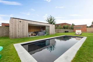 Op een toplocatie in het charmante Branst kan u deze karaktervolle, ruime woning terugvinden. Momenteel bestaat het uit een handelsgelijkvloers...