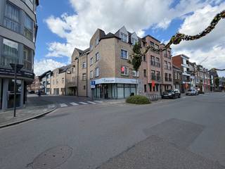 Dit instapklaar appartement is gelegen in de Veldstraat 1 bus B in het centrum van Geel. Door de centrale ligging zijn scholen, winkels en het openbaar vervoer op een zeer korte afstand gelegen.<br /><br />Prachtig appartement op de 1ste verdieping voorzien van alle comfort.<br />Indien gewenst kan dit appartement ook gemeubeld gehuurd worden (deze zijn inclusief in de huurprijs).<br /><br />Bestaande uit:<br />- Inkomhal<br />- Woonkamer met maximale lichtinval <br />- Gastentoilet<br />- Half open keuken<br />- Badkamer voorzien van ligbad en wastafel wastafel<br />- Bergruimte<br />- 2 slaapkamers<br />- Terras - buitenruimte<br /><br />Extra:<br />- Lift aanwezig<br />- Gunstig EPC B<br />- Huurprijs: 735 euro/maand + 55 euro/maand gemeenschappelijke kosten<br />- Het appartement is beschikbaar vanaf 1/12/2026, maar in overleg met de huurder kan dit ook vroeger!<br /><br />Uitsluitend via onze website www.vastengoed.be kan u een bezichtiging inplannen op de vooropgestelde bezoekmomenten. Voor andere vragen kan u het kantoor bereiken op het nummer 014 72 73 74