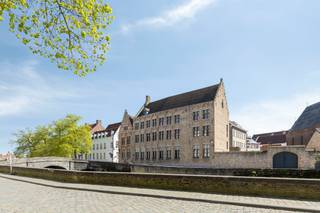 Cet appartement unique dans la prestigieuse résidence Villa Medici est situé dans l'historique Spanjaardstraat, près de l'Augustijnenrei.En...