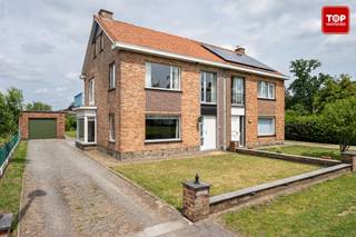 Deze te renoveren woning uit 1961 biedt heel wat potentieel en is gelegen op een perceel van 527 m². <br /><br />Dankzij de rustige ligging, de garage en de aangename tuin vormt deze eigendom een uitstekende opportuniteit voor wie een woning volledig naar eigen smaak wil renoveren.<br /><br />Bij het betreden van de woning komt u terecht in een ruime inkomhal, die toegang biedt tot de woonkamer, de keuken en de bovenverdieping.<br /><br />Aansluitend aan de woonkamer bevindt zich een veranda met toegang tot een praktische berging en de tuin. <br /><br />Op de eerste verdieping bevinden zich drie slaapkamers en een reeds gerenoveerde badkamer. <br /><br />Daarnaast beschikt de woning over een kelder en een ruime zolderverdieping, die wat uitbreidingsmogelijkheden biedt.<br /><br />Ook de zonnige tuin vormt een absolute meerwaarde en zorgt voor een groene, rustige omgeving waar het aangenaam vertoeven is.<br /><br />De woning geniet bovendien van een gunstige ligging dichtbij het centrum van Lovendegem, waar u onder meer supermarkten, scholen en openbaar vervoer terugvindt, de dichtstbijzijnde bushalte bevindt zich op slechts 170 meter van de woning. <br /><br />Dankzij de vlotte verbinding via de N9 en de R4 bereikt u Gent en Eeklo in een mum van tijd.<br /><br />Beschikbaar bij akte.<br /><br />Contacteer Top Vastgoed voor een bezoek via 0475 700 700