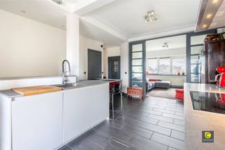 Ontdek dit prachtige dakappartement in het hart van Antwerpen, een unieke kans om te wonen in een stijlvolle en comfortabele ruimte. Met drie...