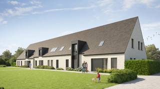Lot 26 is een stijlvolle gesloten woning waar comfort, rust en ruimte centraal staan. Dankzij de slimme indeling en 3 volwaardige slaapkamers is deze woning perfect voor gezinnen of koppels. Er is bovendien een praktische buitenberging, 1 autostaanplaats en voldoende ruimte voor fietsen.
De ligging in het hart van Menen combineert het beste van twee werelden: rustig wonen in een centrale omgeving, met alle voorzieningen vlakbij. Historische charme en hedendaags wooncomfort gaan hier mooi samen, terwijl je geniet van een vlotte verbinding naar Kortrijk en Ieper.
De woning wordt volledig afgewerkt aangeboden, inclusief keuken, badkamer en vloeren. Voor de materialen en afwerking krijg je zelf de keuze, zodat je jouw woning volledig naar eigen smaak kan inrichten.
Ook op energetisch vlak scoort deze woning uitstekend. Met een warmtepomp, vloerverwarming en zonnepanelen woon je niet alleen comfortabel, maar ook bijzonder energiezuinig. Dankzij het E-peil van 10 ben je helemaal klaar voor de toekomst.
Interesse in deze woning? Neem gerust contact op met onze bouwadviseur of vraag vrijblijvend de projectbrochure aan.