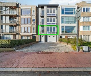 In Koning Albert-I-Laan vinden we dit vernieuwde éénslaapkamerappartement. Het appartement geniet van een centrale ligging en bevindt zich op wandelafstand van winkels, horeca, het strand en het openbaar vervoer.<br /><br />U betreedt het appartement via de gemeenschappelijke trappenhal. Via de inkomhal bereikt u de lichtrijke woonkamer, die dankzij de grote raampartijen veel natuurlijk licht binnenlaat. Aansluitend bevindt zich de keuken, uitgerust met hedendaagse voorzieningen en voldoende opbergruimte. In deze leefruimte vinden we ook een groot aantal ingebouwde kasten.<br /><br />Verder vinden we nog een praktische nachthal met inbouwkasten en een aansluiting voor uw wasmachine en droogkast. Hier treffen we ook een apart toilet, een slaapkamer en een badkamer voorzien van een dubbele wastafel en inloopdouche.<br /><br />Gemeenschappelijke lasten: 15,- euro per maand<br /><br />beschikbaarheid: 1/05/2026<br /><br />Aarzel niet en leg vandaag nog uw bezoek vast!<br /><br />