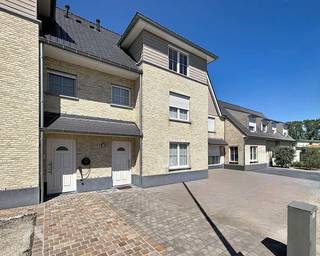 <p>Rustig gelegen gezinswoning die perfect inspeelt op de noden van een modern gezin dat ruimte, comfort en praktische indeling belangrijk vindt.</p>
<p>Je komt binnen via de inkomhal met gastentoilet, waarna de gezellige leefruimte met zit- en eethoek zich opent. Dankzij het zicht op de tuin blijft het altijd licht en verbonden met buiten. De halfopen, volledig uitgeruste keuken maakt het makkelijk om samen te koken terwijl kinderen in de tuin spelen. Aansluitend vind je een handige berging met wasplaats. De onderhoudsvriendelijke tuin met terras is ideaal voor spelende kinderen, zomerse diners of rustige momenten. Achteraan is er een afgesloten carport met uitweg, en vooraan kunnen twee wagens parkeren.</p>
<p>Op de eerste verdieping bevinden zich drie slaapkamers en een badkamer met bad, douche, lavabo en toilet. De tweede verdieping biedt een vierde slaapkamer en een aparte zolderruimte, ideaal als extra opbergruimte.</p>
<p>Een warme, functionele thuis waar elk gezinslid zijn plek vindt.<br /><br />Extra troeven<br /><br /></p>
<ul>
<li>energiezuinig</li>
<li>zonnepanelen</li>
<li>rolluiken</li>
<li>2 regenwaterputten - 10000 l + 5000 l</li>
<li>rustig gelegen</li>
<li>carport met sectionale poort</li>
<li>instapklaar</li>
</ul>
<p>Beschikbaar vanaf : eind augustus 2027<br /><br />Deze woning is te koop ZONDER makelaar via het concept van Smart Houses. Wenst u verdere inlichtingen of een bezoek? Contacteer rechtstreeks de eigenaar via 0472/51.43.23</p>