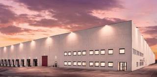 • Twee laadperrons• Poort op maaiveldhoogte• Kantoorruimte van 187 m²• Magazijn van 4.373 m²• Vrije hoogte van 10,6 m• 10 parkeerplaatsen•...