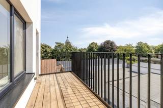 In the Veurnestraat in De Panne, we find this spacious and bright apartment (121 m²) with a sunny terrace (5 m²) for sale. The apartment was completely renovated in 2025, is quietly located but within walking distance of the center. The apartment has 3 bedrooms and the possibility to purchase a garage on the grounds behind it. Looking for real estate in De Panne? Be sure to read on.LAYOUT:&gt; Second floor:- hall;- spacious living room (41 m²) with access to the 5 m² south-facing terrace;- kitchen with sink, ceramic stove, hood, combi microwave, refrigerator and dishwasher;- storage room with washing machine connection;- 3 spacious bedrooms;- spacious bathroom with shower, bath, double sink with washbasin and toilet;- separate toilet;&gt; Third floor:- mezzanine with access to the roof terrace;Possibility to purchase a garage on the grounds behind it.GENERAL:- favourable EPC B (122 kWh/ (m² year))- compliant electrical inspection- gas central heating, condensing boilerAre you looking for a spacious, ready-to-move-in apartment, for permanent residence or for a second home? Don't hesitate to contact our Dewaele Koksijde office: 058 330 600.