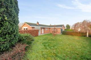 In een rustig gelegen straat in Esen, deelgemeente van Diksmuide, huisvest deze gelijkvloerse woning met volgende indeling:<br /><br />GELIJKVLOERS:<br />Inkomhal met vestiairekast - apart toilet - leefruimte met houtkachel - veranda - ingerichte keuken - koele berging - 3 ruime slaapkamers - ingerichte badkamer met ligbad/douche en lavabomeubel - zeer ruime garage met aansluiting voor de wasvoorzieningen en extra bergplaats - zolder.<br /><br />TUIN:<br />Ruime oprit - overdekt terras - tuinberging - gazon.<br /><br />ALGEMEEN:<br />- Rustige ligging! Op slechts 2km van het centrum van Diksmuide.<br />- Schrijnwerk: Hout, dubbele beglazing, rolluiken.<br />- Regenwaterput: 5.000l + steenput.<br />- Verwarming: CV op aardgas.<br />- Alles op de gelijkvloerse verdieping!<br /><br />Bekijk alvast de 360° virtuele tour: https://bit.ly/3P2XRWA