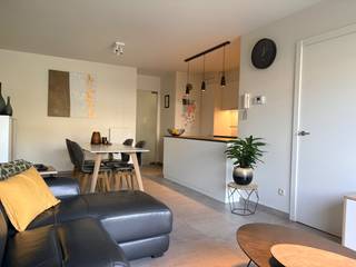 Instapklaar gelijkvloers appartement met tuin te koop in een recente en energiezuinige residentie, gelegen in een rustige doodlopende straat met een groen buurtplein, op wandelafstand van openbaar vervoer (500 m), winkels, scholen, het Cogelspark, het Park van Schoten en het centrum.<br /><br />Het appartement beschikt over een aparte ingang met eigen inkomhal, wat zorgt voor extra privacy en een aangenaam wooncomfort.<br /><br />In 2019 werd het appartement volledig gerenoveerd met hoogwaardige materialen. Zo werd onder meer gekozen voor een stijlvolle Dovy-keuken en maatwerk van Camber in het toilet, slaapkamer 1 en slaapkamer 2, die momenteel dienst doet als praktische opbergkamer. De doorlopende keramische vloer zorgt voor een moderne en tijdloze uitstraling. Verder zijn overal vliegenramen en -deuren voorzien. Anderhalf jaar geleden werden bovendien een nieuwe Schüco-veiligheidsvoordeur, een nieuw verwarmingselement in de badkamer en een nieuwe thermostaat geplaatst.<br /><br />Vanuit de leefruimte kijkt u uit op de verzorgde en onderhoudsvriendelijke tuin met een ruim terras in keramische tegels, waar u in alle privacy van het buitenleven geniet. De elektrisch bediende zonneluifel over de volledige gevelbreedte maakt het geheel compleet.<br /><br />Ook technisch bevindt het appartement zich in uitstekende staat, met een EPC-score B, conforme elektriciteit, een recent verwarmingstoestel en een ventilatiesysteem type C. Alles werd conform onderhouden en de bijhorende attesten zijn aanwezig.<br /><br />Via lift of trap bereikt u de inbegrepen autostaanplaats en private kelderberging met elektriciteit. Daarnaast beschikt de residentie over een gemeenschappelijke fietsenberging en afvalruimte. Het gebruik van het gemeenschappelijk regenwaterreservoir is toegestaan voor privégebruik.<br /><br />Een ideaal appartement voor wie comfortabel, rustig en energiezuinig wil wonen op een uitstekende locatie.<br /><br />De gemeenschappelijke kosten omvatten onder meer liftgebruik, onderhoud van de gemeenschappelijke delen binnen en buiten.<br /><br />