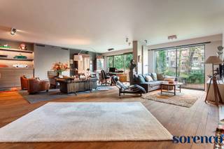 <strong>Dit exclusief villa-appartement, gelegen in een rustige en residentiële buurt nabij Brouwerij De Koninck, het Koning Albert- en Harmoniepark, supermarkten, openbaar vervoer en belangrijke invalswegen, biedt een unieke combinatie van luxe, ruimte en comfort.</strong><br /><br /><span><strong>INDELING;<br /></strong></span><strong><br /></strong>Bij binnenkomst in de stijlvolle inkomhal, voorzien van een apart gastentoilet en vestiaire, wordt u verwelkomd in de royale leefruimte met prachtige parketvloer en openhaard. Deze uitzonderlijk ruimte met adembenemende gevelbreedte geeft via grote ramen uit op de magnifieke privatieve stadstuin, een plek waar u in alle rust en privacy kunt genieten. De leefruimte is ontworpen met aandacht voor veelzijdigheid en biedt plaats aan een eetkamer, een bureauhoek en verschillende zithoeken die naar wens kunnen worden ingericht.<br /><br />De moderne keuken is volledig uitgerust met hoogwaardige Smeg-toestellen, waaronder een 5-pits gasfornuis, grill, friteuse, oven, stoomoven, microgolfoven, vaatwasser, koelkast en diepvries. Het kookeiland met inox werkblad, de vele opbergmogelijkheden en een gezellige ontbijthoek maken van deze keuken een echte blikvanger.<br /><br />Via de nachthal, eveneens voorzien van parket, bereikt u het slaapgedeelte. De royale masterbedroom is uitgerust met een ensuite walk-in dressing en een luxueuze badkamer met een inloop regendouche, ligbad, handdoekdroger en een dubbele wastafel in een stijlvol meubel. Daarnaast zijn er nog twee ruime slaapkamers op parket en een tweede badkamer met een inloop regendouche, wastafel en een toilet.<br /><br />Een bijzonder unieke troef van dit appartement is de inpandige wellness-ruimte, die bereikbaar is via een privatieve lift. Hier vindt u een binnenzwembad, sauna, inloopregendouche, stoom cabine, apart toilet en een fitnessruimte. De schuiframen naar de tuin kunnen volledig worden geopend, waardoor binnen en buiten naadloos in elkaar overvloeien en deze ruimte een oase van rust biedt. Indien gewenst, kan deze ruimte volledig naar eigen inzicht anders worden ingericht.<br /><br />De inpandige garage met automatische poort biedt plaats aan twee grote wagens en beschikt over extra bergruimte.<br /><br />Dit uitzonderlijke villa-appartement combineert een prestigieuze ligging met hoogwaardige afwerking en een luxueuze woonbeleving, perfect voor wie comfort en exclusiviteit zoekt in het hart van de stad.<br /><br /><br /><span><strong>BIJZONDERHEDEN; </strong></span><br />* Uitzonderlijk villa-appartement met magnifieke privatieve tuin<br />* Uitstekende EPC; 166kWh/m², conforme keuring, asbestvrij<br />* Uitzonderlijke gevelbreedte van 17,26m <br />* Grote inpandige garage, kelder, verwarmd binnenzwembad 11m x 5m<br />* Gebouw voorzien van een nieuw dak met isolatie (2024), lift conform, veiligheidsdeur