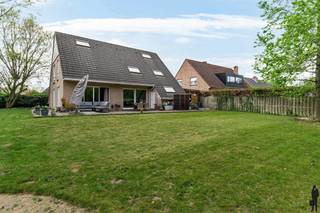 <strong>Verrassend ruime woning met 5 slaapkamers, 2 badkamers en tuin met groenzicht<br /><br />Algemeen:</strong><br />- Energiezuinige woning met EPC B<br />- Bewoonbare oppervlakte: ca. 330 m²<br />- Zeer goed geïsoleerde Quackels woning <br />- Onderhoudsvriendelijke oost tuin en terras met volledige privacy<br />- Grote leefruimte met aparte bureauruimte<br />- Open keuken (volledig geïnstalleerd) met ontbijthoek<br />- Aparte berging/wasplaats met toilet<br />- Tweede zithoek op de eerste verdieping<br />- 5 grote slaapkamers<br />- Badkamer en douchekamer<br />- Inpandige garage en oprit met voldoende parkeergelegenheid<br />- Overdekte carport (ca. 21 m²) met fietsenstalling<br /><br /><strong>Onmiddellijke omgeving:</strong><br />- Gelegen in een doodlopende straat in een kindvriendelijke buurt<br />- Zeer vlotte bereikbaarheid naar Antwerpen en Brussel (E19 en trein)<br />- Nabij het centrum van Kontich met scholen, winkels, openbaar vervoer en verschillende natuurgebieden op fiets- en wandelafstand<br /><br /><strong>Technische kenmerken:</strong><br />- Bouwjaar 1993<br />- CV op gas (Junkers 2009)<br />- Kruipruimte onder gehele woning<br /><br /><strong>Indeling:</strong><br /><span>Gelijkvloerse verdieping (ca. 135 m²)</span><br />- Inkomhal met vestiairekast<br />- Apart gastentoilet<br />- Grote leefruimte met veel raampartijen (ca. 55 m²)<br />- Polyvalente bureauruimte/speelkamer (ca. 9 m²)<br />- Volledig geïnstalleerde keuken met ontbijthoek<br />- Berging/wasplaats met toilet<br />- Garage <br /><br /><span>Eerste verdieping (ca. 130 m²)</span><br />- Verrassend grote overloop ; zithoek ; bureauruimte ; speelkamer (ca. 16 m²)<br />- 3 ruime slaapkamers <br />- Badkamer met ligbad en 2 WT<br />- Douchekamer met 1 WT en toilet<br /><br /><span>Tweede verdieping (ca. 65 m²)</span><br />- Nachthal <br />- 2 ruime slaapkamers<br /><br />Voor meer informatie kan u terecht op www.deboerenpartners.be.