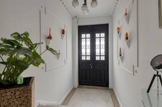 <strong>Authentiek en stijlvol gerenoveerde herenwoning in hartje Tongeren – Kruissteenweg 16.</strong><br /><br />Deze prachtige herenwoning geniet van een uiterst centrale ligging in Tongeren, vlakbij de N79 en de R72 (de ring rond de stad).<br />Dankzij deze strategische locatie bereik je vlot zowel het stadscentrum als omliggende gemeenten. Winkels, scholen en openbaar vervoer bevinden zich bovendien op wandelafstand.<br /><br />Dit gracieus herenhuis, gebouwd in de late 19de eeuw, bevindt zich op een perceel van 3a50ca en beschikt over een indrukwekkende bewoonbare oppervlakte van maar liefst 411m².<br />De woning telt momenteel vijf ruime en elegante slaapkamers, met de mogelijkheid tot het creëren van een zesde kamer.<br /><br />In 2022 en 2023 onderging het pand een totaalrenovatie waarbij onder meer elektriciteit, leidingen, sanitair, ramen, verwarmingsinstallatie en isolatie volledig vernieuwd werden.<br />Daarnaast werd een luxueuze eilandkeuken geplaatst en werden twee moderne, hoogwaardig afgewerkte badkamers ingericht.<br />Deze woning combineert hedendaags comfort met het behoud van haar historisch karakter. Kenmerkend zijn de hoge plafonds (ca. 4 m op het gelijkvloers en 3 m op de verdieping), de royale leefruimtes, de statige inkom- en trappenhal, authentieke sierschouwen in de slaapkamers, originele binnendeuren en prachtige plafondmoulures.<br /><br /><strong>Indeling:</strong><br />Bij binnenkomst leidt de imposante inkomhal naar de leefruimte, bestaande uit een gezellige zithoek met ingebouwde gashaard en een lichtrijke eetkamer.<br />Aansluitend bevindt zich de ruime, volledig uitgeruste eilandkeuken voorzien van alle hedendaagse kooktoestellen.<br />De veranda achteraan geeft toegang tot een bureauruimte en een praktische berging.<br />Op het gelijkvloers vind je verder nog een wasplaats, een gastentoilet en extra bergruimte.<br />De woning is bovendien ook bereikbaar via de Klinkerstraat.<br /><br />De eerste verdieping omvat een stijlvolle master bedroom aan de voorzijde, twee ruime slaapkamers, een apart nachttoilet en een volledig ingerichte badkamer met ligbad, dub<br />bele wastafel en ruime inloopdouche.<br />Via de prachtige trappenhal bereik je de tweede verdieping. Hier bevinden zich twee bijkomende ruime slaapkamers (waarvan één opsplitsbaar), een dressingruimte en een tweede badkamer met dubbele wastafel en douche.<br /><br />De recent geïsoleerde zolderverdieping van 75m² biedt tal van mogelijkheden (hobbyruimte, extra kamers, etc.). Daarnaast is de woning deels onderkelderd met een gewelfde kelder bestaande uit een CV-ruimte en drie praktische bergruimtes.<br /><br />Achteraan geniet je van een zonnig georiënteerd terras met een aangename stadstuin.<br />Via een automatische toegangspoort in de Klinkerstraat bereik je de garage met extra staanplaats en laadpaal.<br /><br /><strong>Voornaamste troeven van deze unieke herenwoning:</strong><br />- Topligging in het centrum van Tongeren met uitstekende bereikbaarheid<br />- Karaktervolle herenwoning met historische uitstraling en erfgoedwaarde<br />- 5 ruime slaapkamers (mogelijkheid tot 6) en 2 badkamers<br />- Volledig gerenoveerd met hoogwaardige materialen en behoud van authentieke elementen<br />- Nieuwe ramen en conforme elektriciteit<br />- Energiezuinige verwarmingsinstallatie (recente HR-ketel)<br />- Luxueuze leefkeuken en moderne badkamers<br />- Stadstuin, garage, autostaanplaats en laadpaal<br />- Veelzijdige, geïsoleerde zolderverdieping<br /><br />Voor meer info of een bezoek ter plaatse, contacteer ons op 0473 79 29 30 of mail naar luc@vestio.com